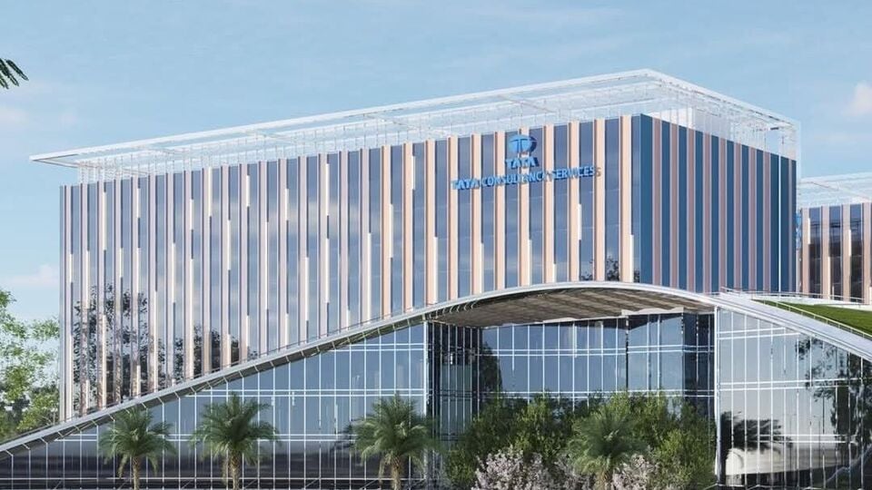 আর সেই সুখবর দেওয়ার পাশাপাশি বিরোধীদেরও আক্রমণ শানিয়েছেন মুখ্যমন্ত্রী। তিনি বলেন, ‘যাঁরা লাগাতার বাংলার বদনাম করেন এবং ইচ্ছাকৃত বাংলার অগ্রগতিকে খাটো করেন, তাঁদের কাছে এটা আমাদের ক্ষমতার একটা উদাহরণ হয়ে থাকুক। বাংলা উদ্ভাবন, বিনিয়োগ এবং সার্বিক বিকাশের হাব হিসেবে উঠে আসছে বাংলা। বেঙ্গল মিনস বিজনেস (বাংলা মানে ব্যবসা)। আর সেটা পুরো বিশ্ব লক্ষ্য করছে।’ (ছবি সৌজন্যে তৃণমূল কংগ্রেস)