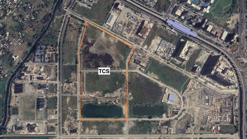 দ্বিতীয় পর্যায়ে আরও ১৫ লাখ স্কোয়ার ফুট জায়গা যুক্ত করবে টিসিএস। মুখ্যমন্ত্রী জানিয়েছেন, দ্বিতীয় পর্যায়ের কাজ শেষ হয়ে গেলে হাজার-হাজার কর্মসংস্থান তৈরি হবে। সবমিলিয়ে প্রত্যক্ষভাবে ২৫,০০০ কর্মসংস্থান তৈরি হবে বলে জানিয়েছেন মুখ্যমন্ত্রী। সেইসঙ্গে তিনি জানিয়েছেন, বাংলার সিলিকন ভ্যালিতে ২৪ লাখ স্কোয়ার ফুটের ক্যাম্পাস গড়ে তুলবে ভারতের বৃহত্তম তথ্যপ্রযুক্তি সংস্থা। (ছবি সৌজন্যে তৃণমূল কংগ্রেস)