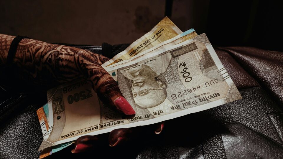 কেন্দ্রীয় সরকারি কর্মচারীরা মহার্ঘ ভাতা (ডিয়ারনেস অ্যালোওয়েন্স বা ডিএ) বৃদ্ধির অপেক্ষায় আছেন। কবে অষ্টম বেতন কমিশন নিয়ে আরও তথ্য জানানো হবে, সেদিকেও তাকিয়ে আছেন। তারইমধ্যে তাঁদের সুখবর দিল কেন্দ্রীয় সরকার। সোমবার কেন্দ্রের তরফে জানানো হয়েছে, সরকারি কর্মচারীরা ইউনিফায়েড পেনশন স্কিমের আওতায় যাবেন কিনা, তা নির্ধারণের জন্য তাঁদের আরও তিন মাস দেওয়া হচ্ছে। (ছবিটি প্রতীকী, সৌজন্যে Pexel)