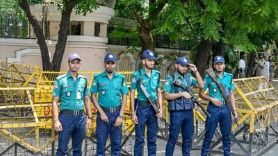 এদিকে বাংলাদেশি সংবাদপত্র প্রথম আলোর রিপোর্ট অনুযায়ী, সোশ্যাল মিডিয়ায় ছড়িয়ে পড়েছে লালমনিরহাট সদর থানার ওসি নুর নবির বক্তব্য। উত্তেজিত ইসলামি কট্টরপন্থীদের উদ্দেশে থানার বাইরে এই বক্তব্য রেখেছিলেন তিনি। সেই বক্তব্যে তাঁকে বলতে শোনা গিয়েছিল, 'যে ঘটনা ঘটেছে, সেটা আমারও বুকেও আগুন লাগিগেছে। আপনাদের মতো চোখে জল আমারও এসেছে। কীভাবে এত বড় ঔদ্ধত্যপূর্ণ আচরণ এই দেশে করে! আমি আপনাদের প্রতিশ্রুতি দিলাম। আমি তাদের যখন অ্যারেস্ট করেছি। বাংলাদেশে এমন মামলা তাদের দেব, নিশ্চিত তাদের যেন যাবজ্জীবন বা ফাঁসি হয়।'  