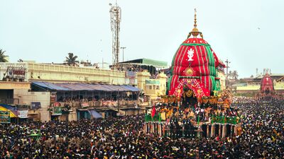সোনা সৌভাগ্য এবং সমৃদ্ধির প্রতীক, এই ঐতিহ্যের কেবল ধর্মীয় তাৎপর্যই নেই, এটি রথযাত্রার গৌরব এবং ইতিহাসকেও প্রতিফলিত করে। 