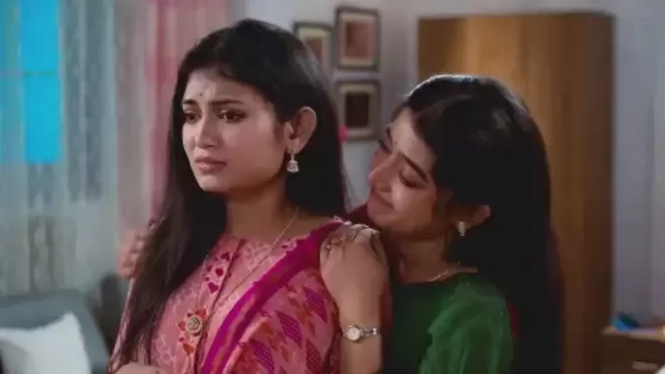 আর আরাত্রিকার এমন মন্তব্য দেখেই কপালে ভাঁজ পড়ে তাঁর অনুরাগীদের। অনেকেই কমেন্ট করে জানতে চান, ‘মিঠিঝোরা কি শেষ হচ্ছে?’ যদিও জবাব দেননি আরাত্রিকা। কিন্তু টেলিপাড়া সূত্রে খবর, আজই শেষ দিনের শ্যুটিং করছে রাই-নীলু আর স্রোতরা। 