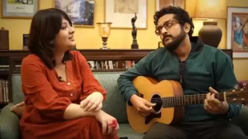ভালোবেসেই একে-অপরের হাতটা ধরেছেন পরমব্রত আর পিয়া। ২০২৩ সালের নভেম্বর মাসে সকলকে চমকে দিয়েই করেন আইনি বিয়ে। কোনোরকম জাঁকজমক ছাড়াই টলিউডের প্রথম সারির হিরো-পরিচালক-প্রযোজক শুরু করেন নতুন জীবন। 