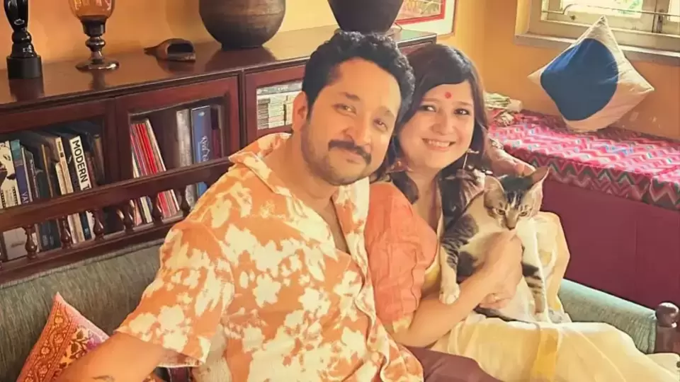 আপাতত ছেলেকে ‘জুনিয়র’ বলে ডাকছেন পরমব্রত। পিয়া নাকি ছেলের জন্য কোনো নামই রাখেননি। যখন যা মনে আসছে, তাই ডাকছেন আদর করে ছেলেকে। আর জুনিয়রও নাকি তাতে বেশ সাড়া দিচ্ছে! 