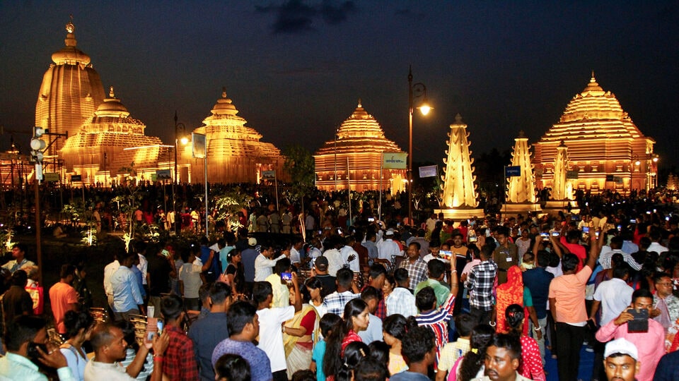 ভক্তরা বিশ্বাস করেন যে এই যাত্রায় অংশগ্রহণ এবং ভগবান জগন্নাথের দর্শন করলে জীবনের কষ্ট দূর হয়। বিশ্বাস করা হয় যে, যে ব্যক্তি সত্যিকারের হৃদয়ে এই যাত্রায় যোগদান করেন, তিনি কেবল শান্তি ও সুখই পান না, মৃত্যুর পরেও মুক্তি পান। জগন্নাথ মন্দিরের সঙ্গে অনেক আকর্ষণীয় গল্প এবং ঐতিহ্য জড়িত। এই ঐতিহ্যের মধ্যে মন্দিরের চূড়ায় পতাকা পরিবর্তন করাও অন্তর্ভুক্ত। জগন্নাথ মন্দিরের পতাকা কেবল একটি বস্তু নয়, বরং বিশ্বাস, রহস্য এবং ভক্তির সঙ্গে জড়িত একটি মহান ঐতিহ্য। আসুন আমরা এ সম্পর্কে বিস্তারিতভাবে জেনে নিই।(Debajyoti Chakraborty)