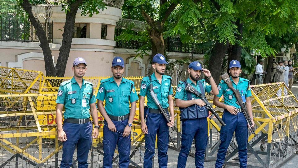 এদিকে বাংলাদেশি সংবাদপত্র প্রথম আলোর রিপোর্ট অনুযায়ী, সোশ্যাল মিডিয়ায় ছড়িয়ে পড়েছে লালমনিরহাট সদর থানার ওসি নুর নবির বক্তব্য। উত্তেজিত ইসলামি কট্টরপন্থীদের উদ্দেশে থানার বাইরে এই বক্তব্য রেখেছিলেন তিনি। সেই বক্তব্যে তাঁকে বলতে শোনা গিয়েছিল, 'যে ঘটনা ঘটেছে, সেটা আমারও বুকেও আগুন লাগিগেছে। আপনাদের মতো চোখে জল আমারও এসেছে। কীভাবে এত বড় ঔদ্ধত্যপূর্ণ আচরণ এই দেশে করে! আমি আপনাদের প্রতিশ্রুতি দিলাম। আমি তাদের যখন অ্যারেস্ট করেছি। বাংলাদেশে এমন মামলা তাদের দেব, নিশ্চিত তাদের যেন যাবজ্জীবন বা ফাঁসি হয়।' 