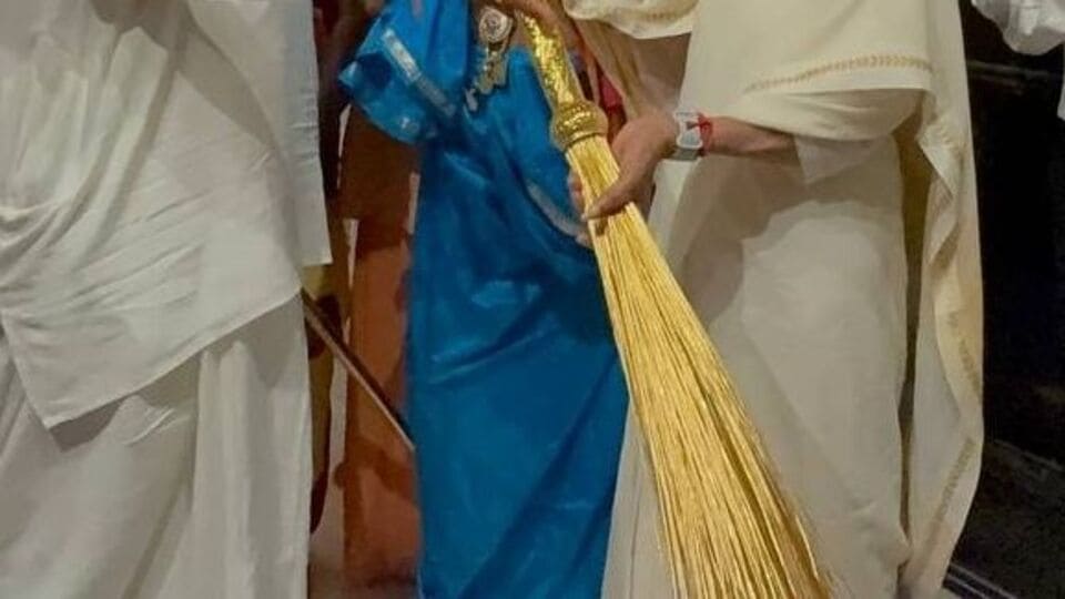 এই প্রতীকী পরিষ্কারের উদ্দেশ্য হল রথ টানার আগে ভগবানের পথ পবিত্র করা। এটি দেখায় যে রাজা এবং সাধারণ মানুষ সকলেই ঈশ্বরের কাছে সমান। এটা বিশ্বাস করা হয় যে সোনার ঝাড়ু দিয়ে পরিষ্কার করার মাধ্যমে ভক্তরা তাদের ভক্তি এবং নিষ্ঠা প্রকাশ করেন। এর মাধ্যমে, ভক্তরা তাদের দিক থেকে ঈশ্বরকে সেরাটি নিবেদন করতে চান।