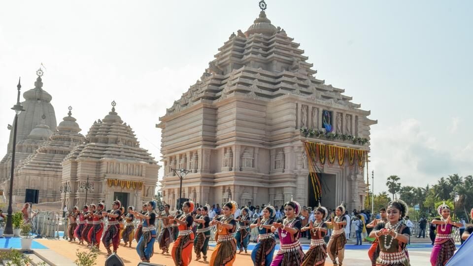 এদিকে পর্যটকরা কোথায় অভিযোগ জানাতে পারবেন কোনও হোটেলের বিরুদ্ধে? এই বিষয়ে জেলাশাসক পূর্ণেন্দু মাজি জানিয়েছেন, পর্যটকদের সহায়তার জন্য দিঘা উন্নয়ন পর্ষদ একটি হোয়াটসঅ্যাপ নম্বর চালু করেছে সেখানেই অভিযোগ জানানো যাবে। রিপোর্ট অনুযায়ী, সোমবার দিঘায় হোটেল মালিক সংগঠনের সঙ্গে বৈঠক করে জেলা প্রশাসন। (HT_PRINT)