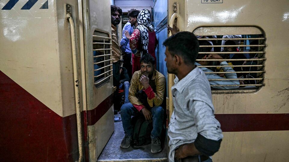 এই আবহে রেলের এক কর্তা এনডিটিভিকে বলেন, এর আগের দু'বারের ভাড়া বৃদ্ধির তুলনায় এবার ভারা বৃদ্ধির হার অনেক কম। এদিকে লোকাল ট্রেনের ভাড়া এবং মান্থলি টিকিটের দাম বাড়ানো হবে না বলে জানিয়েছেন তিনি। অফিসারের দাবি, ৫০০ কিলোমিটার পর্যন্ত ভ্রমণের ওপর সেকেন্ড ক্লাসের টিকিটে কোনও ভাড়া বাড়ানো হবে না। (AFP)