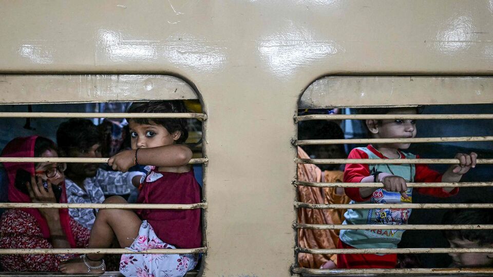 রেল মন্ত্রণালয়ের কর্মকর্তারা জানিয়েছেন, আগামী মাসে ট্রেনের ভাড়া সামান্য বৃদ্ধি পেতে পারে। মেল এবং এক্সপ্রেস ট্রেনের নন-এসি ক্লাসের ভাড়া প্রতি কিলোমিটারে ১ পয়সা বাড়ানো হতে পারে। আর এসি ক্লাসে ভ্রমণের টিকিট প্রতি কিলোমিটারে ২ পয়সা বাড়ানো হবে। এর আগে ২০১৩ এবং ২০২০ সালে রেলের ভাড়া সংশোধন করা হয়েছিল। (AFP)