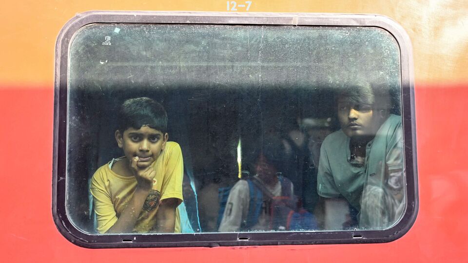 এই আবহে রেলের এক কর্তা এনডিটিভিকে বলেন, এর আগের দু'বারের ভাড়া বৃদ্ধির তুলনায় এবার ভারা বৃদ্ধির হার অনেক কম। এদিকে লোকাল ট্রেনের ভাড়া এবং মান্থলি টিকিটের দাম বাড়ানো হবে না বলে জানিয়েছেন তিনি। অফিসারের দাবি, ৫০০ কিলোমিটার পর্যন্ত ভ্রমণের ওপর সেকেন্ড ক্লাসের টিকিটে কোনও ভাড়া বাড়ানো হবে না। (AFP)