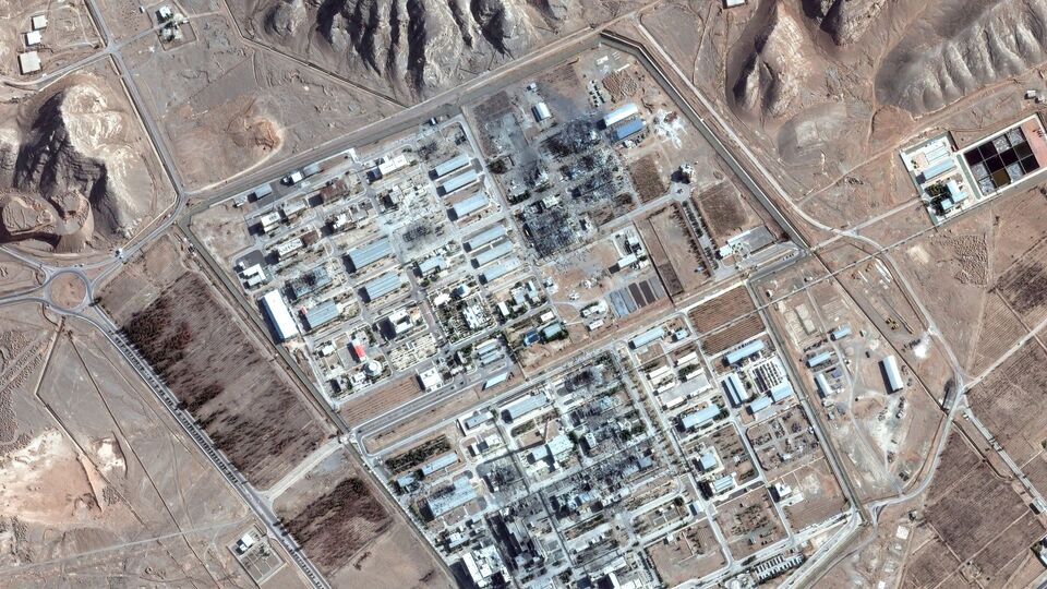 স্যাটেলাইট চিত্রে ফোরদো সাইটের বাইরে ১৬টি ট্রাকের একটি বহর দেখা গেছিল। এসব ছবির ভিত্তিতে যুক্তরাষ্ট্রের কাছে 'ব্যবস্থা নেওয়ার' দাবি জানিয়েছে ইজরায়েল। এরপর যুক্তরাষ্ট্র বি-২ স্পিরিট বোমারু বিমান দিয়ে 'বাঙ্কার বাস্টার' জিবিইউ-৩৭ বোমা ফেলে 'অপারেশন মিডনাইট হ্যামার' চালায় আমেরিকা। তাতে ফোরদো, নাতাঞ্জ ও ইসফাহান সাইট লক্ষ্য করে হামলা চালানো হয়েছিল। কিন্তু বোমা হামলার পর সেই ট্রাকগুলোর কোনও সন্ধান পাওয়া যায়নি। (via REUTERS)