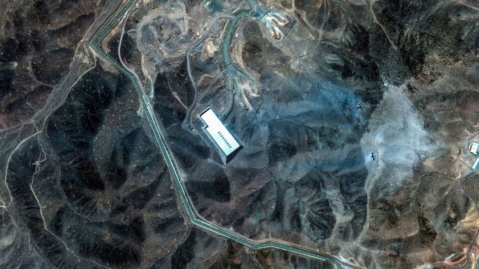 ট্রাম্প এবং ইজরায়েলি প্রধানমন্ত্রী বেঞ্জামিন নেতানিয়াহু এর আগে প্রকাশ্যে দাবি করেছিলেন যে ইরানের পরমাণু সক্ষমতা পুরোপুরি ধুলোয় মিশিয়েছে তারা। তবে তাঁদের সেই দাবির বিরোধিতা করা হয় মার্কিন গোয়েন্দা রিপোর্টে। আর এরপরই ট্রুথ সোশ্যালে একটি পোস্টে ডোনাল্ড ট্রাম্প বলেছেন যে প্রতিবেদনটি ভুয়া এবং সামরিক হামলার লক্ষ্য পূরণ হয়েছে। (via REUTERS)