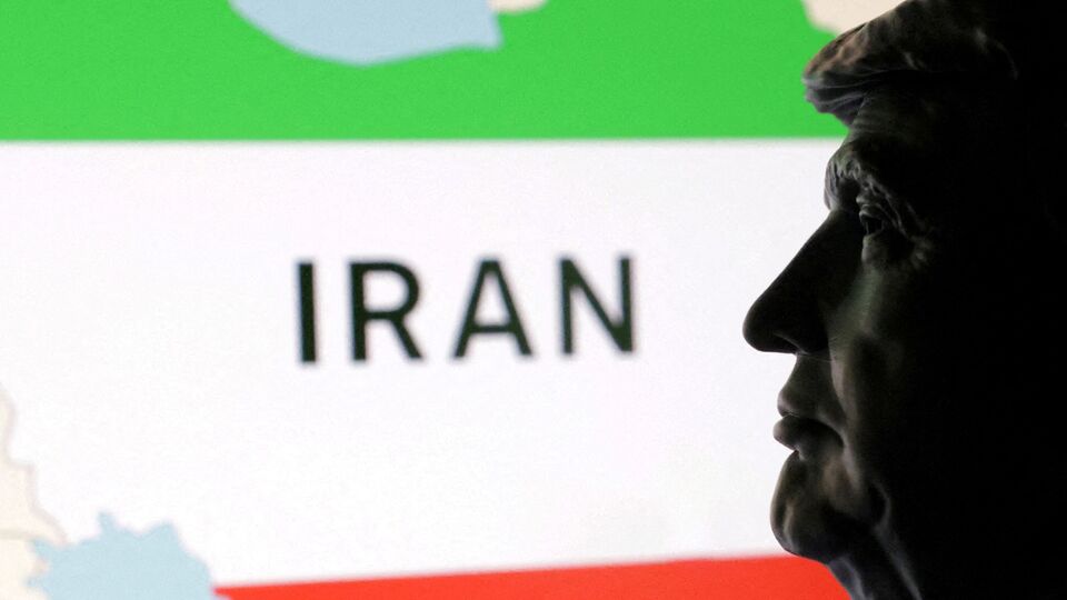 এদিকে এই রিপোর্টের পরিপ্রেক্ষিতে হোয়াইট হাউস বলেছে যে মার্কিন গোয়েন্দাদের এই মূল্যায়নটি 'পুরোপুরি ভুল'। হোয়াইট হাউসের প্রেস সেক্রেটারি ক্যারোলিন লেভিট এক বিবৃতিতে বলেন, 'এই কথিত মূল্যায়ন ফাঁস করা প্রেসিডেন্ট ট্রাম্পকে হেয় করার প্রচেষ্টা। ইরানের পারমাণবিক কর্মসূচি নিশ্চিহ্ন করার জন্য নিখুঁতভাবে কাজ করেছেন আমেরিকার সাহসী যোদ্ধা পাইলটরা। তাঁদের বদনাম করার একটি অপচেষ্টা চলছে। লক্ষ্যবস্তুতে যখন ১৪টি ৩০ হাজার পাউন্ডের বোমা নিখুঁতভাবে ফেলা হয়, তখন কী ঘটে, তা সবাই জানে: সম্পূর্ণ বিলুপ্তি।' (REUTERS)