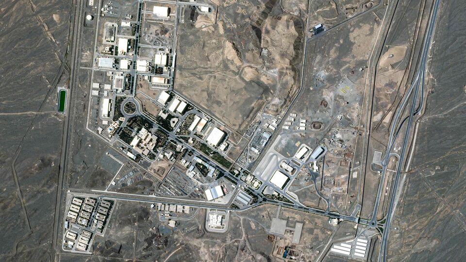 ইরানে বোমা ফেলেই ডোনাল্ড ট্রাম্প দাবি করেছিলেন, সেই দেশের পরমাণু কর্মসূচি পুরোপুরি খতম করে দিয়েছে আমেরিকা। যদিও এরপরে ইরান সেই দাবি খারিজ করে। এদিকে সম্প্রতি সিএনএন-এ একটি রিপোর্টে দাবি করা হয়, মার্কিন গোয়েন্দাদের মূল্যায়নে নাকি দাবি করা হয়েছে, মার্কিন হামলায় ইরানের পরমাণু কেন্দ্রগুলি পুরোপুরি ধ্বংস হয়নি। এই নিয়ে চরম বিতর্ক তৈরি হয়েছে। আর তার মাঝেই এবার মুখ খুললেন ট্রাম্প স্বয়ং। (AFP)