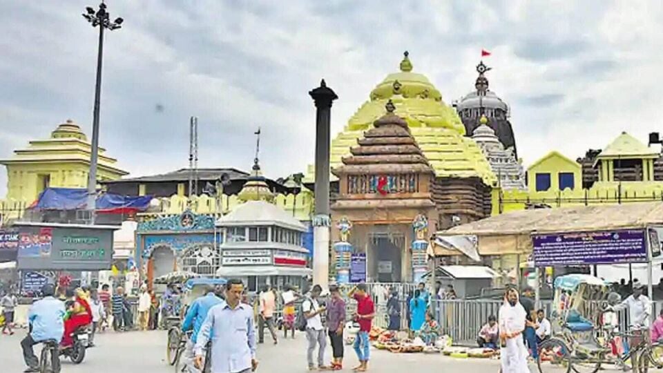 শ্রী জগন্নাথ মন্দিরের পতাকার নিজস্ব একটি অনন্য রহস্য রয়েছে, এটি সর্বদা বাতাসের দিকের বিপরীত দিকে উড়ে। সাধারণত, উপকূলীয় অঞ্চলে, সমুদ্র থেকে স্থলের দিকে বাতাস প্রবাহিত হয়, কিন্তু পুরীতে এই নিয়মটি বিপরীত। এখানে স্থল থেকে সমুদ্রের দিকে বাতাস প্রবাহিত হয়। আশ্চর্যের বিষয় হল মন্দিরের পতাকা এই প্রাকৃতিক বাতাসের বিপরীত দিকে উড়ে, যা বৈজ্ঞানিক দৃষ্টিকোণ থেকে এখনও পর্যন্ত বোঝা যায়নি। এই রহস্য আজ পর্যন্ত বিজ্ঞানের জন্য একটি চ্যালেঞ্জ, তবে ভক্তদের জন্য এটি ভগবান জগন্নাথের অতিপ্রাকৃত শক্তির প্রমাণ। জগন্নাথ মন্দিরের প্রতিদিনের পতাকার আচার একটি দিনও বাদ পড়লেও অশুভ বলে বিবেচিত হয়। 