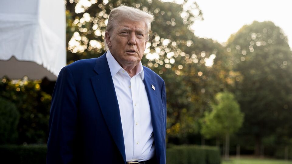 এই আবহে ডোনাল্ড ট্রাম্প নিজের পোস্টে লেখেন, 'ভুয়ো খবর প্রকাশ করে সিএনএন এবং নিউ ইয়র্ক টাইমস ইতিহাসের অন্যতম সফল সামরিক হামলাকে হেয় প্রতিপন্ন করার চেষ্টায় একত্রিত হয়েছে। ইরানের পরমাণু স্থাপনাগুলো পুরোপুরি ধ্বংস হয়ে গেছে! টাইমস এবং সিএনএন উভয়ই জনসাধারণের দ্বারা সমালোচিত হচ্ছে।' (Bloomberg)