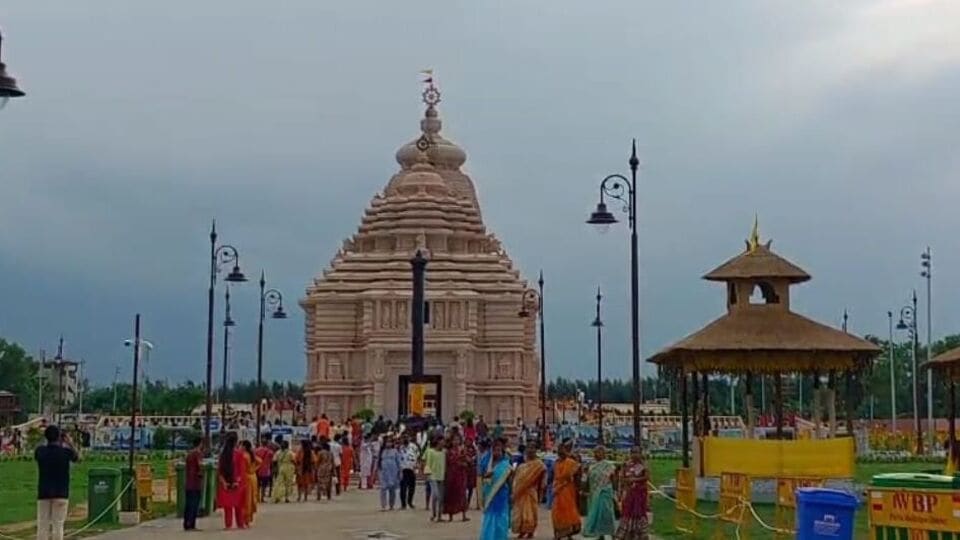 দিঘায় জগন্নাথ মন্দির উদ্বোধনের পর থেকেই বাঙালিদের মধ্যে তা নিয়ে উন্মাদনা চরমে। এদিকে সেই উন্মাদনার সুযোগ কাজে লাগিয়ে হোটেল মালিক থেকে শুরু করে টোটোচালকরা পর্যটকদের দেদার 'লুটছেন' বলে অভিযোগ। বহু জায়গাতেই নাকি হোটেলের ভাড়া ৩ থেকে ৫ গুণ বেশি নেওয়া হচ্ছে বলে অভিযোগ করা হয়েছে। এই পরিস্থিতিতে রথযাত্রার সময় দিঘায় গিয়ে পর্যটকরা বিপাকে পড়লে কী করবেন? 