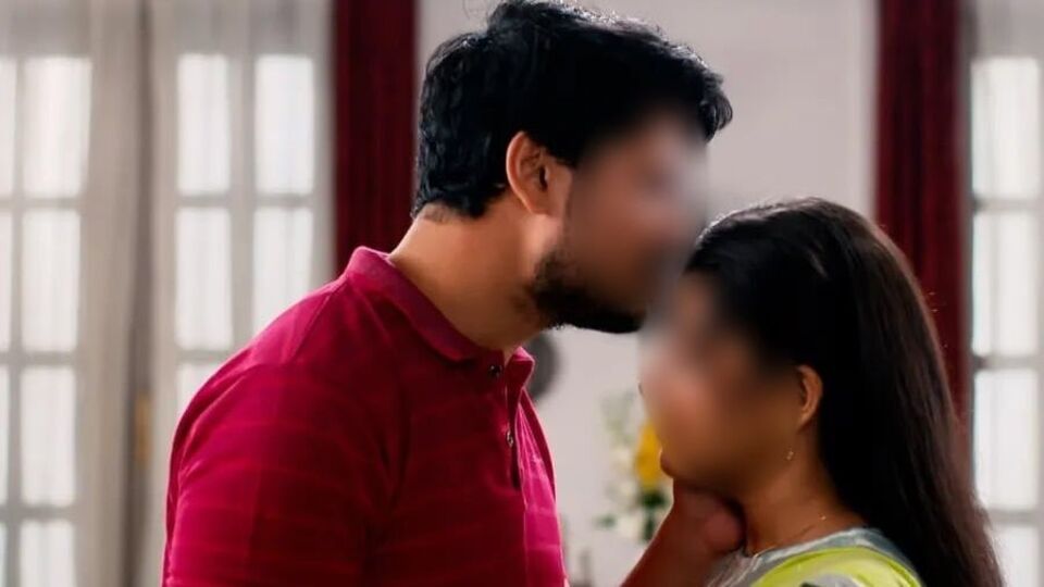 শুরু থেকেই এই মেগা নিয়ে নানা ধরনের খবর। কখনো আসল যে নায়ক, সে-ই ধারাবাহিক ছেড়ে চলে যাচ্ছে, আবার কখনো নায়িকাকে বানিয়ে দেওয়া হচ্ছে খলনায়িকা। বারবার স্লটবদল হয়েছে জি বাংলার এই মেগার। ঠিকই ধরেছেন কথা হচ্ছে মিঠিঝোরা-র। খবর, বুধবার ২৫ জুন নাকি শেষ শ্যুটিং। 