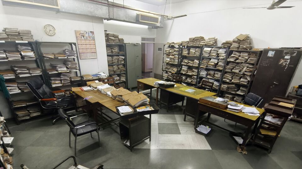 প্রসঙ্গত, দীর্ঘ ২ বছরেরও বেশি সময় ধরে সুপ্রিম কোর্টে ঝুলে আছে পশ্চিমবঙ্গ রাজ্য সরকার কর্মীদের বকেয়া ডিএ মামলা। প্রসঙ্গত, সুপ্রিম কোর্টে রাজ্য সরকারি কর্মচারীদের ডিএ সংক্রান্ত যে মামলাটি চলছে, সেটা পঞ্চম বেতন কমিশন সংক্রান্ত। ২০১৬ সাল থেকে সেই মামলা চলছে। এই মামলাটি স্টেট অ্যাডমিনিস্ট্রেটিভ ট্রাইবুনাল, কলকাতা হাইকোর্ট হয়ে সুপ্রিম কোর্টে এসেছে। প্রথমে স্যাটে জয় পেয়েছিল রাজ্য সরকার। তারপর থেকে প্রতিটি ক্ষেত্রে জয় পেয়েছেন রাজ্য সরকারি কর্মচারীরা।