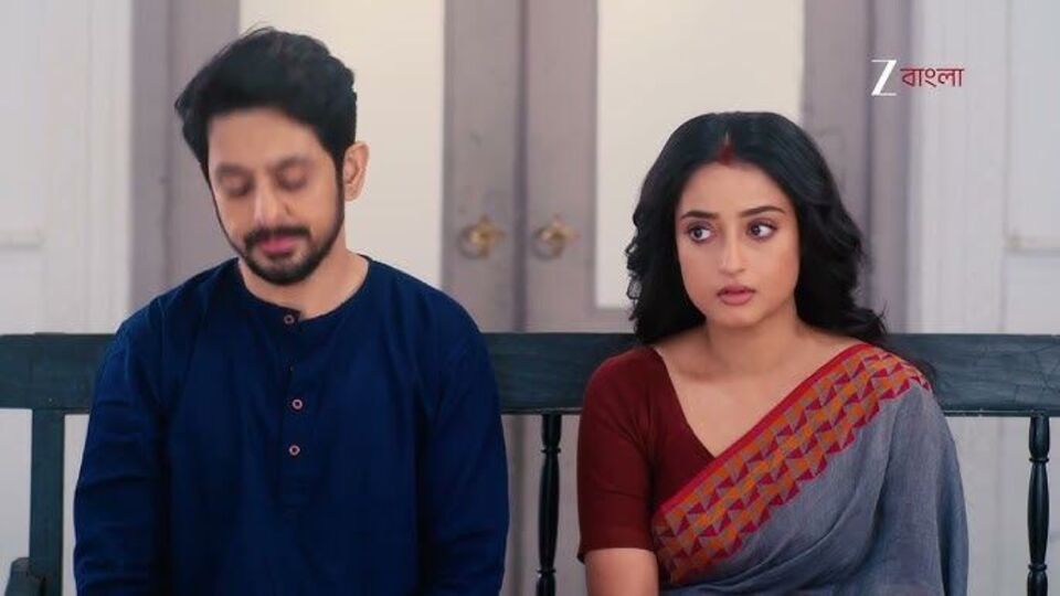 এদিকে শেষমেশ বদলে গিয়েছে নীলু। ক্রান্তির সঙ্গে থাকার পর, জীবনকে নতুন করে চিনেছে সে।স্রোত নীলুকে নির্দোশ প্রমাণ করেছে আদালতে। নির্দোষ প্রমাণিত হয়েছে দুজনেই। এখন ফের তারা ফিরে যেতে চায় পুরনো জীবনে। আরও একবার মানুষের প্রয়োজনে, নিজেদেরকে বিলিয়ে দিতে চায়। পরিবারের কাছে ফিরতে রাজি নয় নীলু, জানিয়ে দিয়েছে ইতিমধ্যেই মা আর বউদিকে।