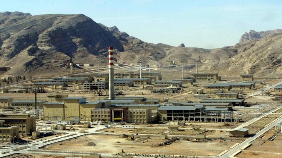 ইজরায়েলের সঙ্গে যুদ্ধ চলাকালীন ইরানের পরমাণু ঘাঁটিতে বোমা হামলা চালিয়ে সেগুলো পুরোপুরি ধ্বংস করার দাবি করেছিল যুক্তরাষ্ট্র। একই সঙ্গে ইরান এই মুহূর্তে পরমাণু পরীক্ষা চালানোর মতো অবস্থানে নেই বলেও দাবি করেছিল মর্কিন প্রশাসন। এদিকে এবিসি নিউজকে দেওয়া এক সাক্ষাৎকারে মার্কিন ভাইস প্রেসিডেন্ট জেডি ভান্স বলেছেন, ইরানের তিনটি প্রধান পরমাণু ঘাঁটিতে সাম্প্রতিক মার্কিন বিমান হামলার পর প্রায় ৪০০ কেজি উচ্চ-সমৃদ্ধ ইউরেনিয়াম পাওয়া যাচ্ছে না।