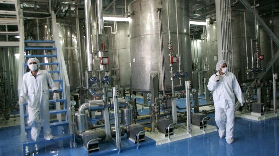 দাবি করা হচ্ছে, 'হারিয়ে যাওয়া' এই ইউরেনিয়াম ৬০ শতাংশ পর্যন্ত সমৃদ্ধ করা হয়েছিল এবং তা দিয়ে ১০টি পারমাণবিক অস্ত্র তৈরি করা যেতে পারে। এই নিয়ে ভান্স বলেন, 'এই ইউরেনিয়াম ইরানের প্রধান পরমাণু স্থাপনায় মজুদ করা থাকলেও মার্কিন হামলার আগেই তা অন্য স্থানে সরিয়ে নেওয়া হয়েছিল।' তিনি দাবি করেছেন যে মার্কিন মিশনে ফোরদো পারমাণবিক স্থাপনাটি গুরুতর ক্ষতিগ্রস্থ হয়েছে। তবে তিনি এও বলেছেন যে সেখানকার সঠিক পরিস্থিতির বিষয়ে তিনি স্পষ্ট ভাবে জানেন না। 