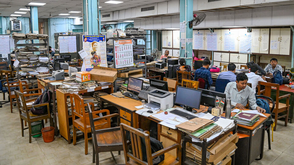 এই সবের মাঝেই টিভি৯ বাংলার রিপোর্টে দাবি করা হয়েছে, রিজার্ভ ব্যঙ্ক থেকে প্রায় ৪ হাজার কোটি টাকা ঋণ নিয়ে রাজ্য সরকার। এর আগে শোনা যাচ্ছিল, ডিএ মেটাকে রাজ্য সরকার ঋণ নিতে পারে। এই আবহে আরবিআই থেকে ধারে নেওয়া এই অর্থ মহার্ঘ ভাতা মেটাতে কাজে লাগাবে হবে কি না, তা নিয়ে অবশ্য ধন্দ রয়েছে। 