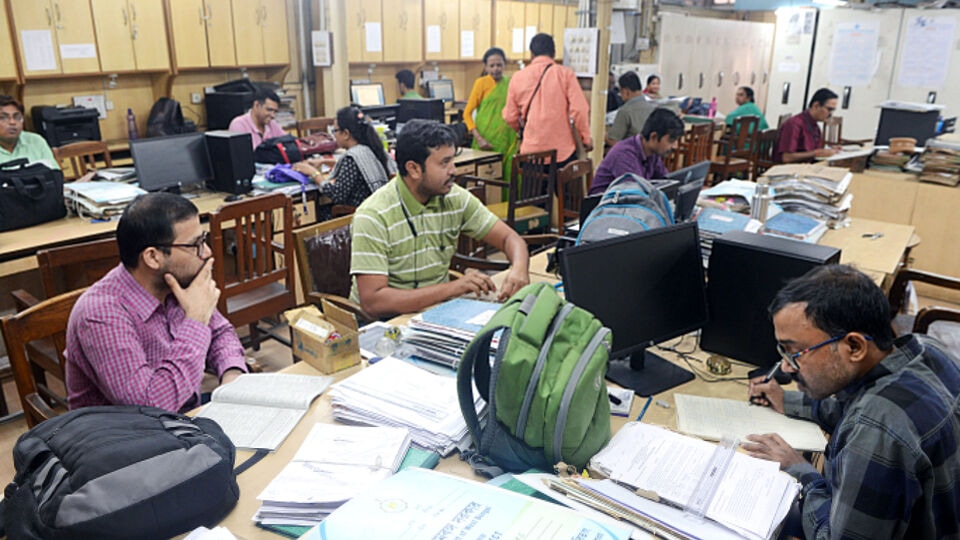 এই সবের মাঝেই টিভি৯ বাংলার রিপোর্টে দাবি করা হয়েছে, রিজার্ভ ব্যঙ্ক থেকে প্রায় ৪ হাজার কোটি টাকা ঋণ নিয়ে রাজ্য সরকার। এর আগে শোনা যাচ্ছিল, ডিএ মেটাকে রাজ্য সরকার ঋণ নিতে পারে। এই আবহে আরবিআই থেকে ধারে নেওয়া এই অর্থ মহার্ঘ ভাতা মেটাতে কাজে লাগাবে হবে কি না, তা নিয়ে অবশ্য ধন্দ রয়েছে। 