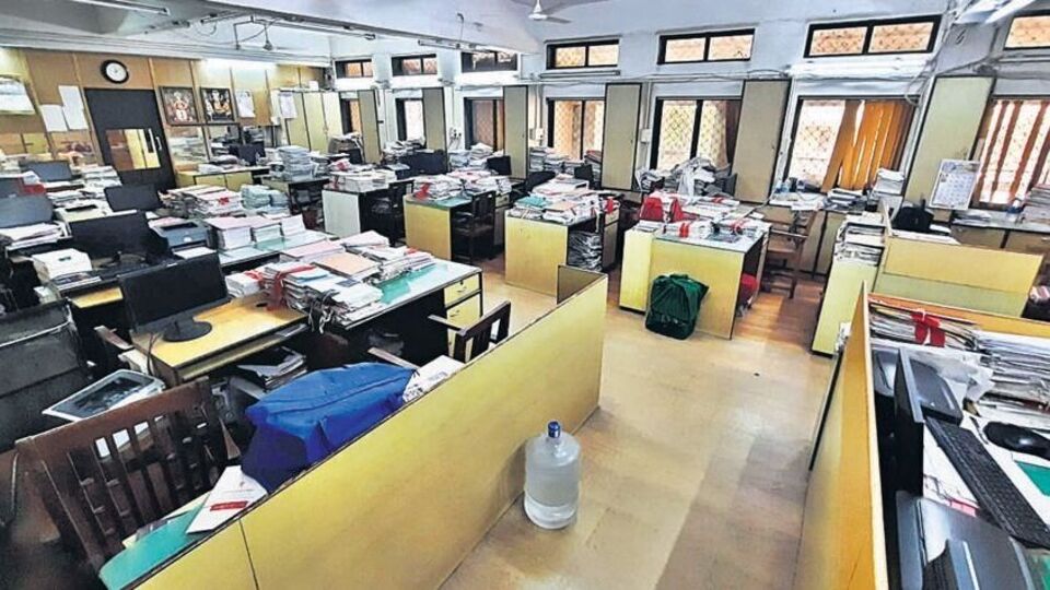 পঞ্চম বেতন কমিশন অনুযায়ী রাজ্যকে ২৫ শতাংশ বকেয়া ডিএ মেটাতে নির্দেশ দিয়েছিল সুপ্রিম কোর্ট। আগামী ২৭ জুন শীর্ষ আদালতের নির্ধারিত সময়সীমা শেষ হয়ে যাবে। এই আবহে কবে আসতে পারে বকেয়া ডিএ মেটানোর বিজ্ঞপ্তি? তা নিয়ে এখন জোর জল্পনা চলছে। এরই মাঝে বর্তমান পত্রিকার এক রিপোর্টে দাবি করা হল, ২৬ বা ২৭ জুন মহার্ঘ ভাতা সংক্রান্ত বিজ্ঞপ্তি জারি করা হতে পারে। 