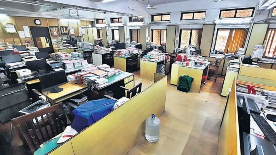 পঞ্চম বেতন কমিশনের আওতায় ১০ বছরের বকেয়া ডিএ-র ২৫ শতাংশ মেটাতে হবে রাজ্য সরকারকে। সুপ্রিম কোর্টের নির্দেশ অনুযায়ী, ২৭ জুনের মধ্যে এই বকেয়া মহার্ঘ ভাতা মেটাতে হবে। যার জন্য প্রায় ১০ হাজার কোটি টাকার প্রয়োজন রাজ্য সরকারের। তবে এখনও রাজ্য সরকার এই নিয়ে কোনও বিজ্ঞপ্তি জারি করা হয়নি। 