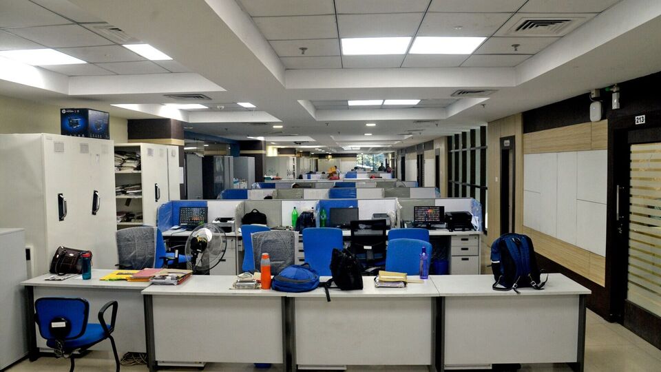 উল্লেখ্য, ২৭ জুন রথযাত্রার জন্য ছুটি। তবে তা সত্ত্বেও শীর্ষ আদালতের বেঁধে দেওয়া সময়সীমার শেষ লগ্নে গিয়ে ডিএ সংক্রান্ত বিজ্ঞপ্তি সরকার জারি করতে পারে বলে দাবি করেছে বর্তমান পত্রিকা। সেই রিপোর্টে আরও দাবি করা হয়েছে, বকেয়া ডিএ সংক্রান্ত বিজ্ঞপ্তির খুঁটিনাটি চূড়ান্ত করতে রাজ্য সরকার আইনি পরমার্শও নিচ্ছে। 