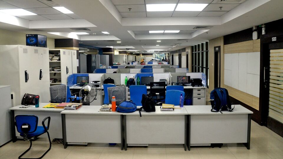 রিপোর্টে দাবি করা হয়েছে, রাজ্য সরকারি কর্মীদের ২৫ শতাংশ বকেয়া ডিএ-র ৮০ শতাংশ সরাসরি অ্যাকাউন্টে দিতে পারে রাজ্য সরকার। বাকি ২০ শতাংশ টাকা কর্মীদের পিএফ অ্যাকাউন্টে দিতে পারে রাজ্য। এই আবহে রাজ্যের এখন খরচ হতে পারে সাড়ে ৭ হাজার কোটি টাকার মতো। যদিও এই কাজ করলে তা আদালত অবমাননা হবে কি না, সেই বিষয়ে আইনজ্ঞদের পরমার্শও নাকি নিচ্ছে রাজ্য। 