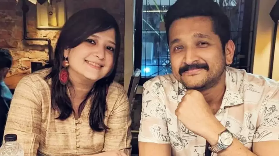 বেশ অল্প বয়সেই মা-বাবাকে হারিয়েছেন পরমব্রত। পিয়া-পরমব্রত ছাড়াও একরত্তি পুচকের খেয়াল রাখছেন, পিয়ার মা। তিনিও কাছাকাছিই থাকেন। নাতিকে যত্ন নিচ্ছেন তিনিও। 