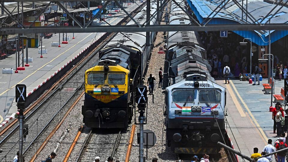 এর আগে ২০১৩ সালে সকল শ্রেণির ট্রেনের ভাড়া উল্লেখযোগ্যভাবে সংশোধিত হয়েছিল। উদাহরণস্বরূপ, সাধারণ ট্রেনের দ্বিতীয় শ্রেণির ভাড়া ২ পয়সা এবং এক্সপ্রেস/মেইল ট্রেনের দ্বিতীয় শ্রেণির ভাড়া ৪ পয়সা বৃদ্ধি করা হয়েছিল। স্লিপার ক্লাসের ভাড়া ৬ পয়সা বৃদ্ধি করা হয়েছিল। এসি ২ টায়ার ছাড়া সকল এসি ক্লাসের ভাড়া ১০ পয়সা/কিমি এবং এসি ২ টায়ারের ভাড়া ৬ পয়সা/কিমি বৃদ্ধি করা হয়েছিল। 