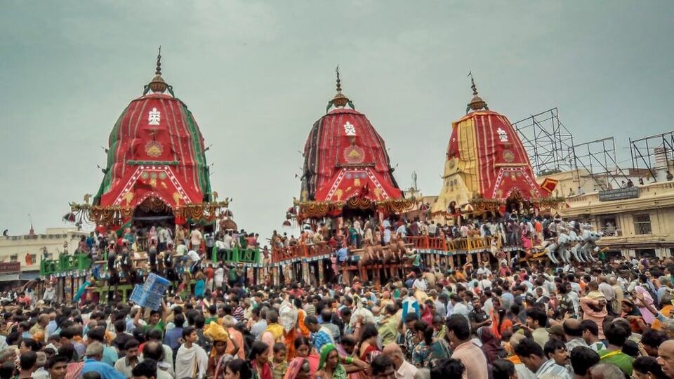 ২৭ জুন, রথযাত্রা ওড়িশার পুরীর গুন্ডিচা মন্দিরের উদ্দেশ্যে রওনা হবে। বলা হয় যে, যদি কেউ রথযাত্রায় অংশগ্রহণ করে, তার সমস্ত ঝামেলা দূর হয়ে যায়। রথযাত্রার ৯ দিন নানা ধরণের ঐতিহ্য পালন করা হয়। প্রথম দিনে ছেড়া পহরার আচার পালন করা হয়।