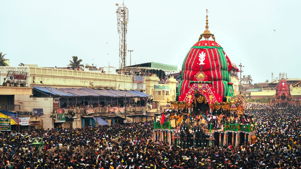 সোনা সৌভাগ্য এবং সমৃদ্ধির প্রতীক, এই ঐতিহ্যের কেবল ধর্মীয় তাৎপর্যই নেই, এটি রথযাত্রার গৌরব এবং ইতিহাসকেও প্রতিফলিত করে।