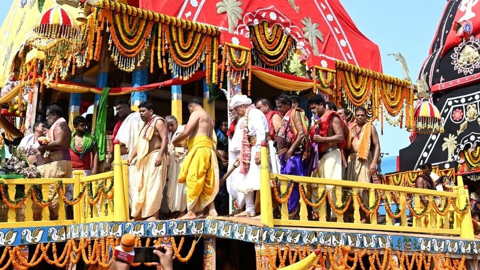 এই আচারটি রথযাত্রার সূচনা করে। বছরের পর বছর ধরে চলে আসা ছেড়া পহরা আচারে, পুরীর গজপতি রাজা, যাকে ভগবান জগন্নাথের প্রথম সেবক হিসেবে বিবেচনা করা হয়, তিনি সোনার ঝাড়ু দিয়ে রথের সামনের পথ পরিষ্কার করেন এবং পথে চন্দন মিশ্রিত জল ছিটিয়ে দেন।