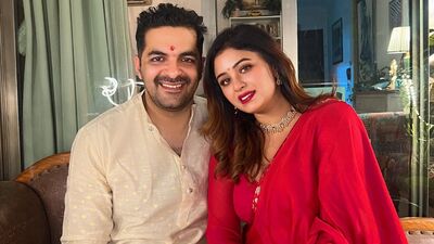সুমিত অরোরা-র সঙ্গে বাঁধতে চলেছেন গাঁটছড়া। চলতি বছরের এপ্রিল মাসেই তাঁরা বাগদান করেন। সে খবর দিয়ে অভিনেত্রী লিখেছিলেন, ‘আমরা সারাজীবন একে অপরকে বিরক্ত করার ও ভালোবাসার পরিকল্পনায় রাজি হয়েছি। আমি ও আমার মিস্টার রাইট।’ 