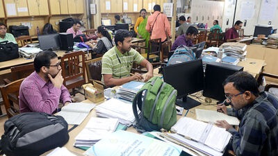 আপাতত সেই পথে হাঁটেনি রাজ্য সরকার। তাও রাজ্য সরকারি কর্মচারীদের বক্তব্য, রথের দিনটা দেখা হবে। তারপরই করা হবে পদক্ষেপ। কোনওরকম রেয়াত করা হবে না বলে স্পষ্ট জানিয়ে দিয়েছেন পশ্চিমবঙ্গের সরকারি কর্মচারীদের সংগঠনের প্রতিনিধিরা। এমনকী রাস্তায় আন্দোলনেরও ইঙ্গিত দেওয়া হয়েছে। (ছবিটি প্রতীকী, সৌজন্যে এএনআই) আপাতত সেই পথে হাঁটেনি রাজ্য সরকার। তাও রাজ্য সরকারি কর্মচারীদের বক্তব্য, রথের দিনটা দেখা হবে। তারপরই করা হবে পদক্ষেপ। কোনওরকম রেয়াত করা হবে না বলে স্পষ্ট জানিয়ে দিয়েছেন পশ্চিমবঙ্গের সরকারি কর্মচারীদের সংগঠনের প্রতিনিধিরা। এমনকী রাস্তায় আন্দোলনেরও ইঙ্গিত দেওয়া হয়েছে। (ছবিটি প্রতীকী, সৌজন্যে এএনআই)