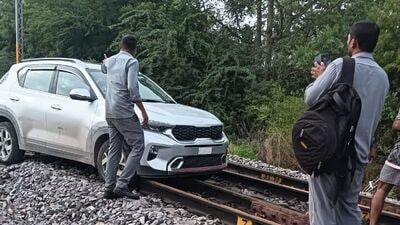 রেললাইনের ওপর ছুটছে বেপরোয়া গাড়ি! বন্ধ ট্রেন চলাচল, তেলাঙ্গানায় হুলুস্থুল (সৌজন্যে টুইটার  )