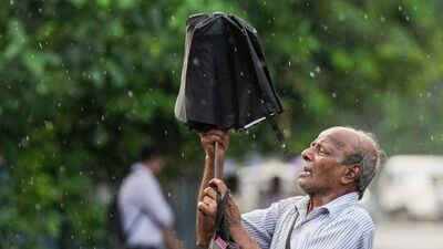 আজ দক্ষিণবঙ্গের প্রতিটি জেলায় হলুদ সতর্কতা জারি করা হয়েছে। সব জেলায় ঘণ্টায় ৩০-৪০ কিলোমিটার বেগে ঝোড়ো হাওয়া বইবে। এরই সঙ্গে পূর্ব মেদিনীপুর, পশ্চিম মেদিনীপুর, ঝাড়গ্রাম, পুরুলিয়া, বাঁকুড়া, পশ্চিম বর্ধমানে ভারী বৃষ্টি (৭০ থেকে ১১০ মিলিমিটার) হতে পারে বলে জানিয়েছে আলিপুর আবহাওয়া দফতর। উত্তরবঙ্গেও সব জেলায় আজ বৃষ্টি হতে পারে। তবে কোথাও কোনও সতর্কতা জারি করা হয়নি। (PTI) আজ দক্ষিণবঙ্গের প্রতিটি জেলায় হলুদ সতর্কতা জারি করা হয়েছে। সব জেলায় ঘণ্টায় ৩০-৪০ কিলোমিটার বেগে ঝোড়ো হাওয়া বইবে। এরই সঙ্গে পূর্ব মেদিনীপুর, পশ্চিম মেদিনীপুর, ঝাড়গ্রাম, পুরুলিয়া, বাঁকুড়া, পশ্চিম বর্ধমানে ভারী বৃষ্টি (৭০ থেকে ১১০ মিলিমিটার) হতে পারে বলে জানিয়েছে আলিপুর আবহাওয়া দফতর। উত্তরবঙ্গেও সব জেলায় আজ বৃষ্টি হতে পারে। তবে কোথাও কোনও সতর্কতা জারি করা হয়নি। (PTI)