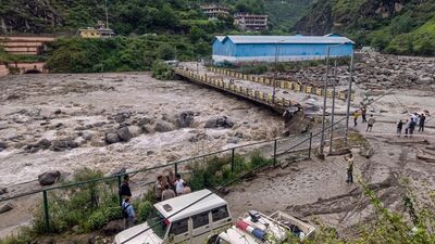 খবর পেয়ে উদ্ধারকাজে নামে রাজ্য বিপর্যয় মোকাবিলা বাহিনী। স্থানীয় প্রশাসন, গ্রাম পঞ্চায়েত এবং হিমাচলের রাজস্ব বিভাগও সাহায্যের হাত বাড়িয়ে দেয়। উদ্ধার অভিযানে এখনও পর্যন্ত ২ মৃত শ্রমিকের দেহ উদ্ধার করা সম্ভব হয়েছে। এখনও অধিকাংশ শ্রমিক নিখোঁজ। এই আবহে নিখোঁজ শ্রমিকদের খুঁজে বের করতে অভিযান জারি আছে। তবে খারাপ আবহাওয়ার জন্য সমস্যায় পড়তে হচ্ছে উদ্ধারকারী দলকেও। (PTI) খবর পেয়ে উদ্ধারকাজে নামে রাজ্য বিপর্যয় মোকাবিলা বাহিনী। স্থানীয় প্রশাসন, গ্রাম পঞ্চায়েত এবং হিমাচলের রাজস্ব বিভাগও সাহায্যের হাত বাড়িয়ে দেয়। উদ্ধার অভিযানে এখনও পর্যন্ত ২ মৃত শ্রমিকের দেহ উদ্ধার করা সম্ভব হয়েছে। এখনও অধিকাংশ শ্রমিক নিখোঁজ। এই আবহে নিখোঁজ শ্রমিকদের খুঁজে বের করতে অভিযান জারি আছে। তবে খারাপ আবহাওয়ার জন্য সমস্যায় পড়তে হচ্ছে উদ্ধারকারী দলকেও। (PTI)