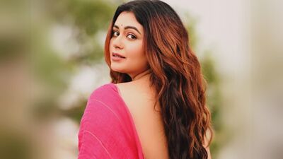 আসলে ঋতাভরীর কাজের অফার আসে আচমকাই। দিদি চিত্রাঙ্গদার তখন ক্লাস টুয়েলভ, রবি ওঝা প্রোডাকশনের ‘বউ কথা কও’-এর জন্য অডিশন দিতে গিয়েছিলেন। দিদিকে আনতে গিয়েছিলেন ঋতাভরী, তখন সবে ক্লাস টেনে উঠেছেন। তাঁকে দেখে পছন্দ হয়ে যায় প্রোডাকশনের। কাজের অফারও দেয়। তবে রাজি হন না মা শতরূপা।আর পরে যখন ওগো বধূ সুন্দরী শুরু হয়, তখন ললিতা হিসেবে প্রোডাকশন হাউজ অন্য কারও কথা ভাবতেও পারেননি। আর সেইসময় ক্লাস টেনের পরীক্ষা শেষ হওয়ায়, আর না করেননি অভিনেত্রীর মা-ও।  
