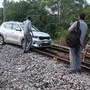 রেললাইনের ওপর ছুটছে বেপরোয়া গাড়ি! বন্ধ ট্রেন চলাচল, তেলাঙ্গানায় হুলুস্থুল (সৌজন্যে টুইটার )