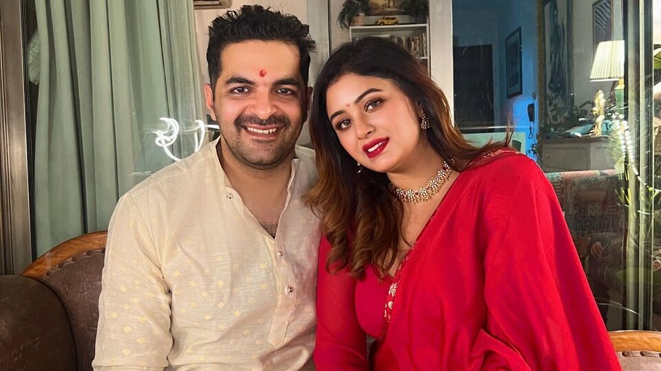 সুমিত অরোরা-র সঙ্গে বাঁধতে চলেছেন গাঁটছড়া। চলতি বছরের এপ্রিল মাসেই তাঁরা বাগদান করেন। সে খবর দিয়ে অভিনেত্রী লিখেছিলেন, ‘আমরা সারাজীবন একে অপরকে বিরক্ত করার ও ভালোবাসার পরিকল্পনায় রাজি হয়েছি। আমি ও আমার মিস্টার রাইট।’