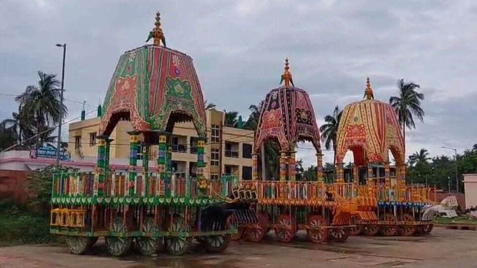 ভক্তি আর বিশ্বাসের সাথে রথের রশি স্পর্শ করুন। জগন্নাথ দেবের কৃপায় আপনার জীবন সুখ, সমৃদ্ধি ও শান্তিতে ভরে উঠুক।শুভ রথযাত্রা
