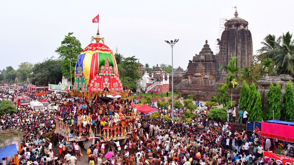 রথের রশিতে টান দিয়ে অর্জন করুন পুণ্য। মহাপ্রভু জগন্নাথের আশীর্বাদে আপনার জীবন আলোয় ভরে উঠুক।শুভ রথযাত্রা!