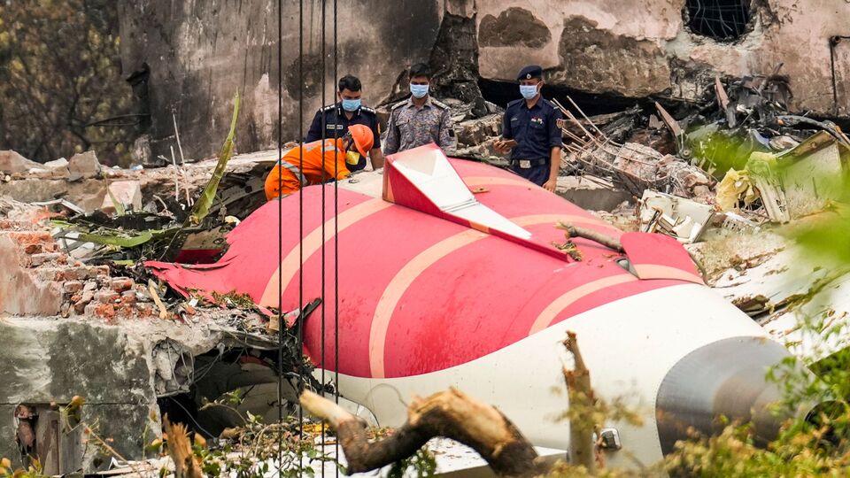 ওয়াল স্ট্রিট জার্নালের প্রতিবেদনে বলা হয়েছিল, তদন্তের প্রাথমিক অনুসন্ধানে বলা হয়েছে, আমদাবাদে দুর্ঘটনার সময় ৭৮৭ ড্রিমলাইনারের জরুরি ব্যবস্থা সক্রিয় ছিল। এটি ব়্যাম এয়ার টারবাইন নামে পরিচিত। ড্রিমলাইনারের ম্যানুয়াল উদ্ধৃত করে ওয়াল স্ট্রিট জার্নাল জানিয়েছে, উভয় ইঞ্জিন বিকল হয়ে গেলে বা তিনটি হাইড্রোলিক সিস্টেমের চাপ কম থাকলে বিমানের জরুরি ব্যবস্থা স্বয়ংক্রিয়ভাবে চালু হতে পারে। (HT_PRINT)