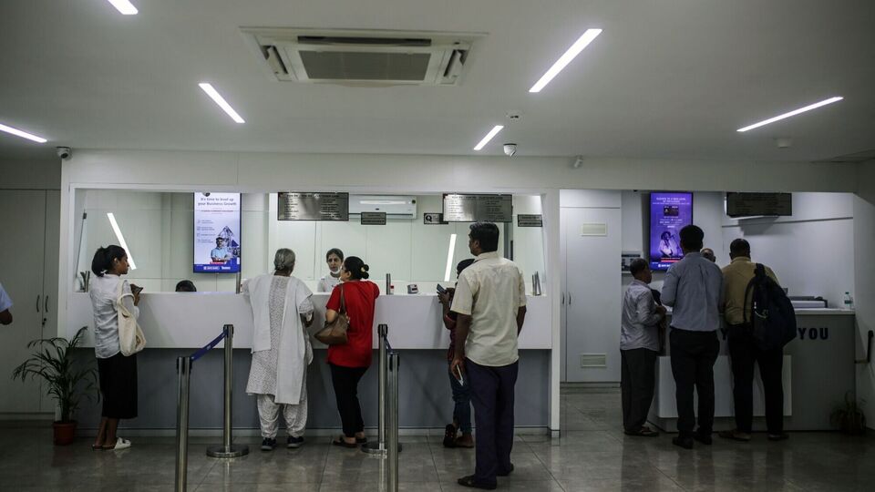 জুলাই মাসের প্রথম ছুটি ৩ জুলাই, সেদিন আগরতলায় ব্যাঙ্ক বন্ধ থাকবে খরাচি পুজো উপলক্ষ্যে। এরপর ৫ জুলাই, শনিবার (মাসের প্রথম শনিবার) গুরু হরগোবিন্দজির জন্ম তিথি উপলক্ষ্যে জম্মু ও কাশ্মীরে বন্ধ থাকবে ব্যাঙ্ক। ১৪ জুলাই, সোমবার, শিলং-এ ব্যাঙ্ক বন্ধ থাকবে বে দেইলঙ্খলাম উৎসব উপলক্ষ্যে। 